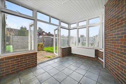 3 bedroom semi-detached house to rent, Buxton Cresent, North Cheam