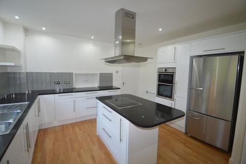 4 bedroom house to rent, Wimborne Close, London, IG9