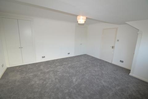 4 bedroom house to rent, Wimborne Close, London, IG9