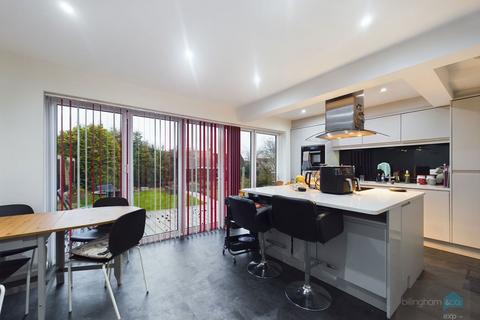 19 Brook Crescent, Kingswinford, DY6 9AT