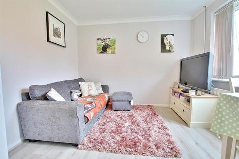 1 bedroom terraced house to rent, Windsor Gardens, Somersham,