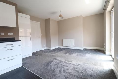 2 bedroom semi-detached house to rent, Thomas Way, Braintree