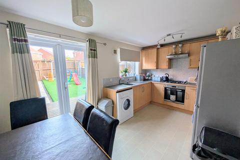 3 bedroom terraced house for sale, Read Close, Fernwood, Newark