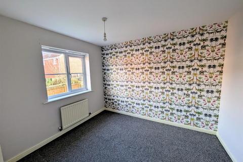 3 bedroom terraced house for sale, Read Close, Fernwood, Newark