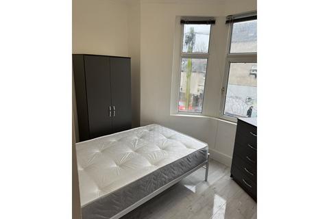 4 bedroom flat to rent, Miskin Street, Cathays, Cardiff