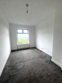 3 bedroom semi-detached house to rent, Benomley Crescent, Almondbury, Huddersfield, HD5