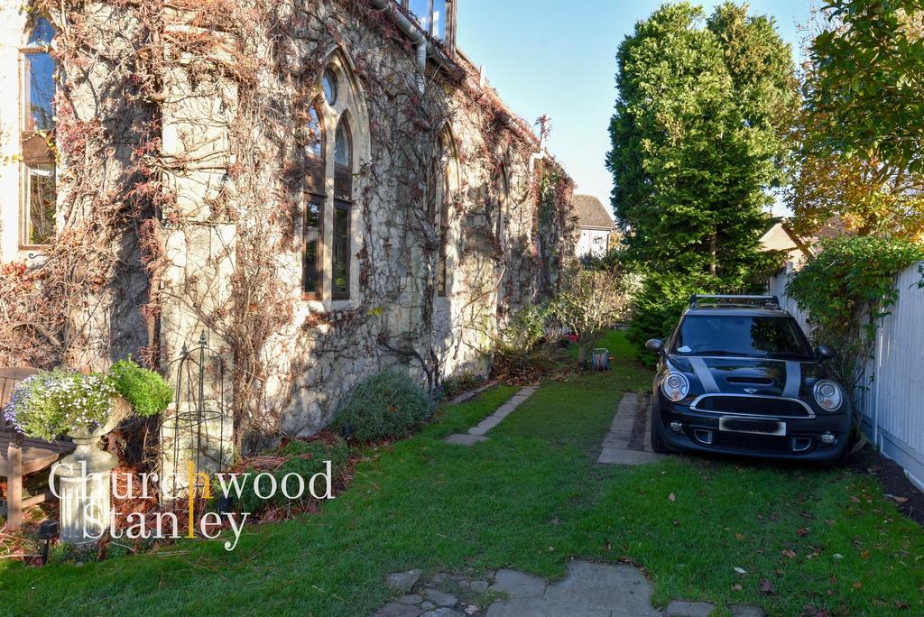 Side garden and parking