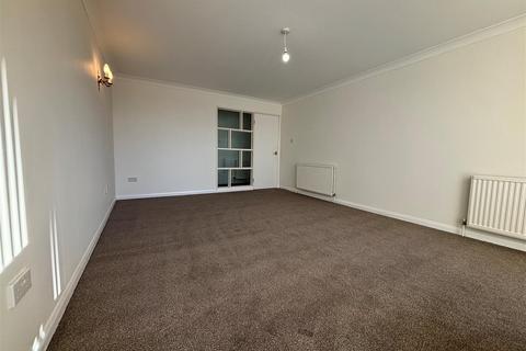 3 bedroom flat to rent, Granville Road, Totland Bay