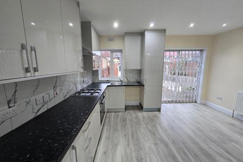 4 bedroom terraced house to rent, St. Peters Road, Southall UB1