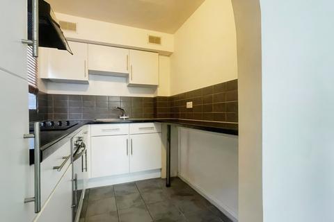 Studio to rent, Mead Avenue, Slough SL3