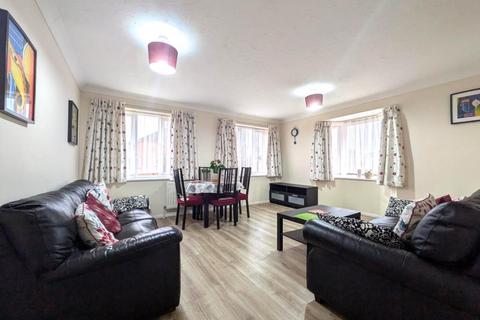 2 bedroom apartment to rent, St Annes Rise, Redhill