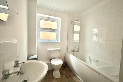 1 bedroom flat to rent, Thornwood Court, 86-88 Hudson Road, Leigh On Sea