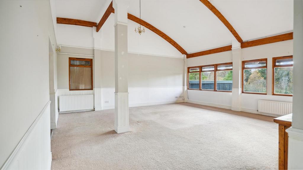 Spacious living room