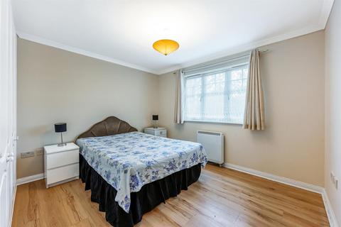 2 bedroom ground floor flat for sale, Chamberlain Gardens, Hounslow