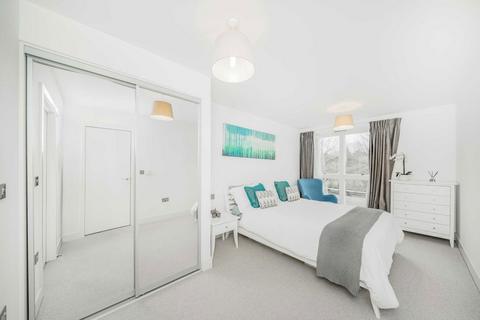 2 bedroom flat for sale, Lakeside Drive, London NW10