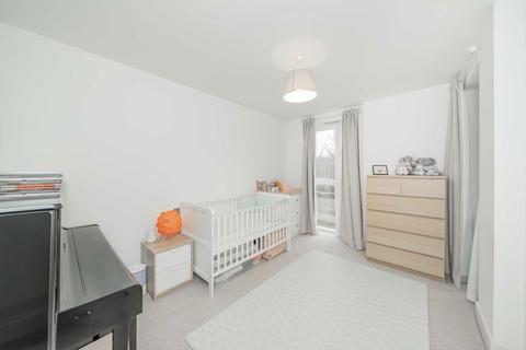 2 bedroom flat for sale, Lakeside Drive, London NW10