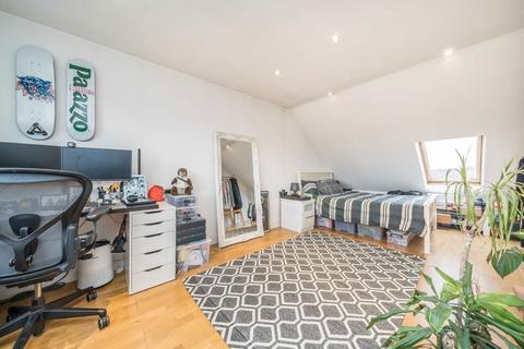 12 Fairmead, Surbiton, KT5 9BA
