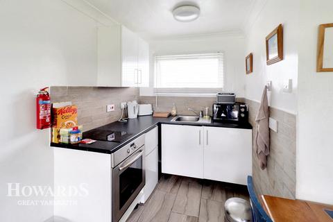 2 bedroom chalet for sale, Back Market Lane, Hemsby