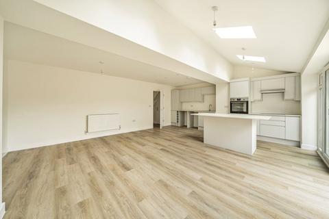 14 Hunts Close, Guildford, GU2 8LS