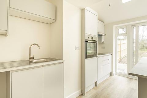 14 Hunts Close, Guildford, GU2 8LS