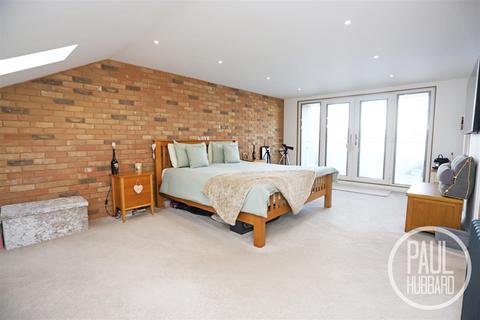 5 bedroom chalet for sale, Smiths Walk, Oulton Broad, NR33