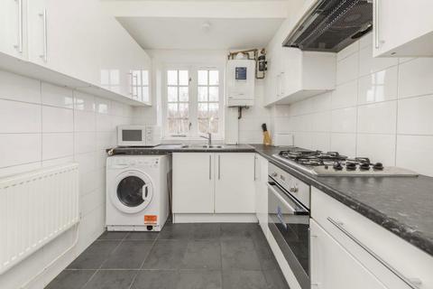 3 bedroom flat to rent, Frogmore, London SW18