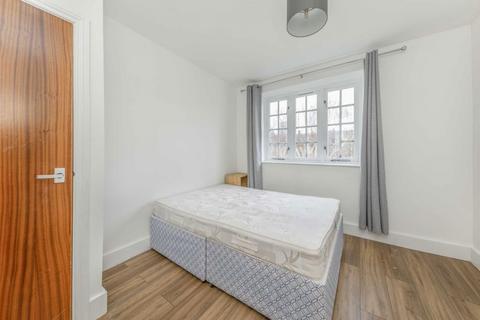 3 bedroom flat to rent, Frogmore, London SW18