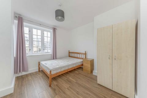 3 bedroom flat to rent, Frogmore, London SW18