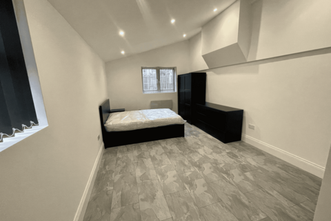 Duplex to rent, York Road, Ilford, IG1