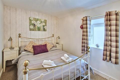 1 Field Place, New Quay, SA45 9QN