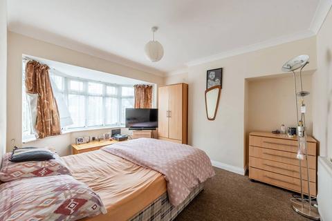 4 bedroom flat to rent, Eskdale Avenue, Northolt, UB5