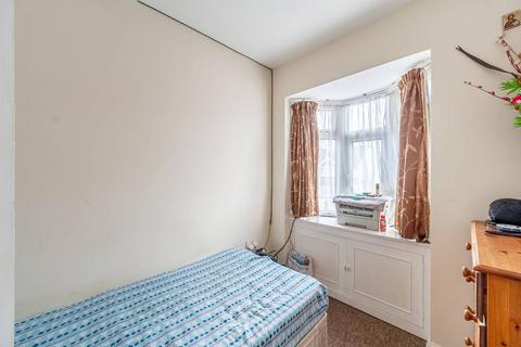 4 bedroom flat to rent, Eskdale Avenue, Northolt, UB5