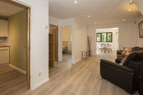 2 bedroom semi-detached house to rent, Caesars Close, Milton Keynes MK13
