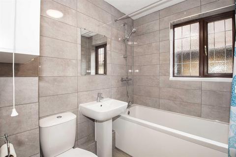 2 bedroom semi-detached house to rent, Caesars Close, Milton Keynes MK13