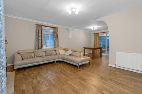 3 bedroom bungalow to rent, Drum Brae Place, Drum Brae, Edinburgh, EH12