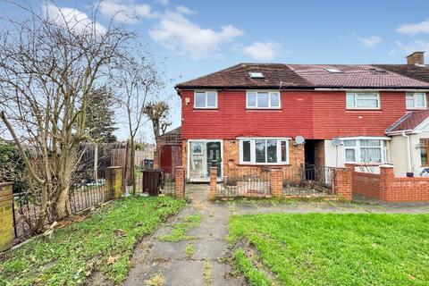 3 bedroom end of terrace house to rent, Feltham TW14