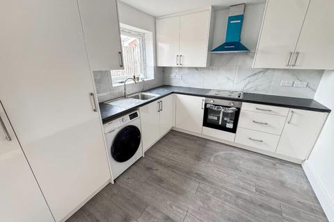 3 bedroom end of terrace house to rent, Feltham TW14