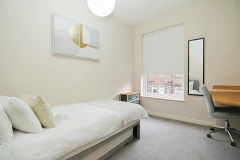 17 Athlone Grove, Leeds, LS12 1UD