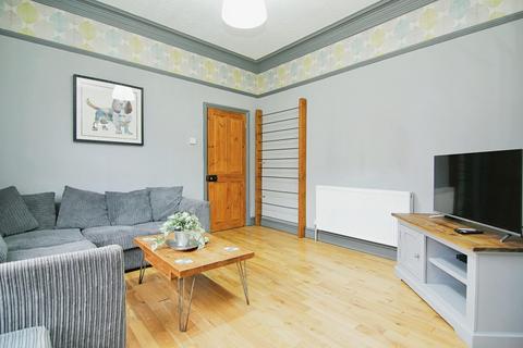 17 Athlone Grove, Leeds, LS12 1UD
