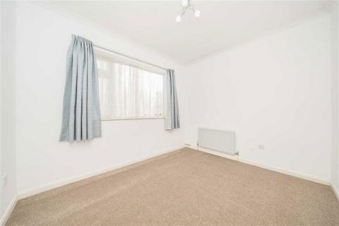 2 bedroom flat to rent, Elmbrook Gardens, London SE9