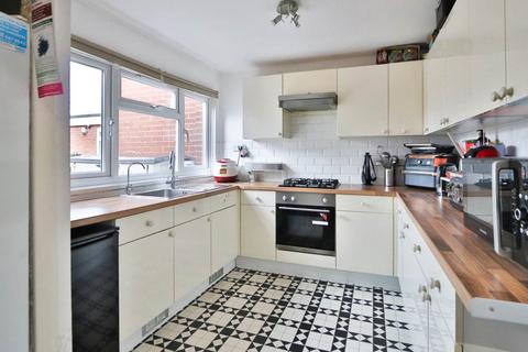 3 bedroom terraced house to rent, Andover Close, Epsom