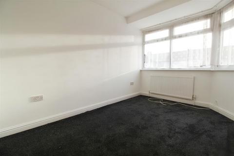 4 bedroom link detached house to rent, Salt Hill Way, Slough