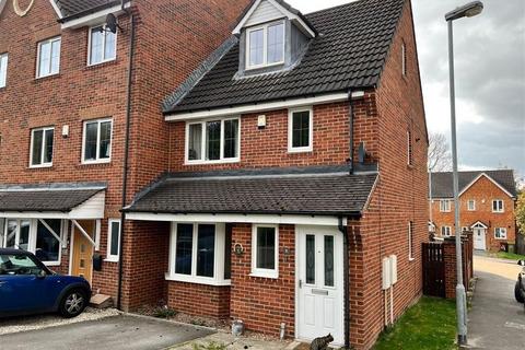 3 bedroom end of terrace house for sale, Deans Court, Pontefract
