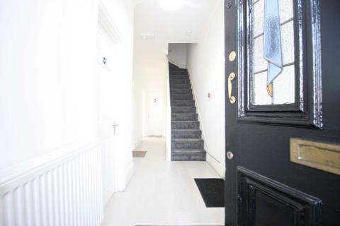 Studio to rent, Selbourne Road, Ilford, IG1