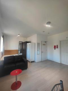 Studio to rent, Selbourne Road, Ilford, IG1