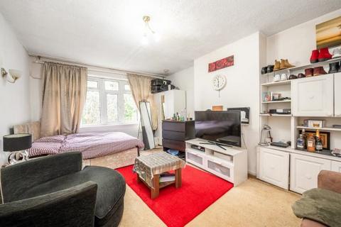 3 bedroom flat for sale, Buckingham Court, Watford Way, NW4