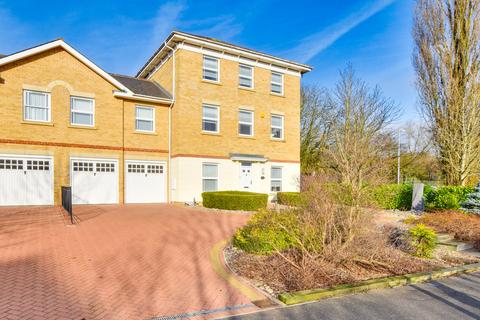 2 Baynard Avenue, Little Dunmow, Dunmow, CM6 3FF