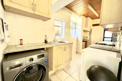 3 bedroom semi-detached house to rent, Yeading Avenue, Harrow HA2