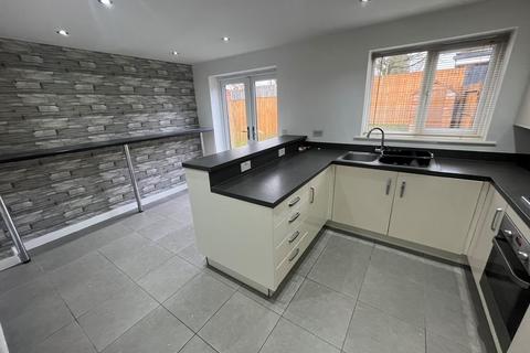 3 bedroom semi-detached house to rent, Innes Close, Passmonds OL12