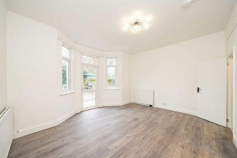 2 bedroom flat to rent, Heathfield Road, London W3